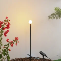 Lindby LED-Solarleuchte Freydis, schwarz, Aluminium, 2.000 K