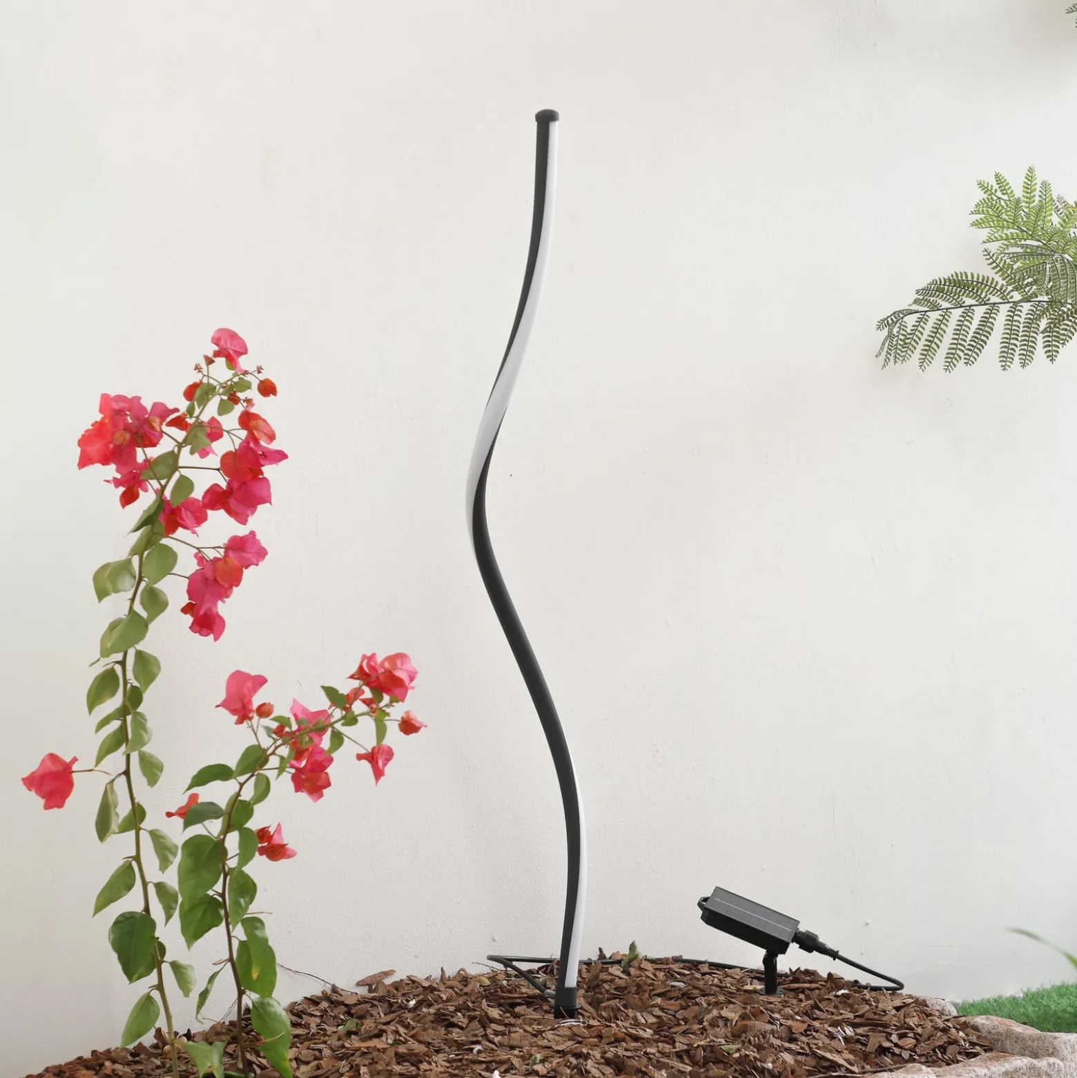 Lindby LED-Solarleuchte Sabriel, kurvig, schwarz, Alu, 3000K
