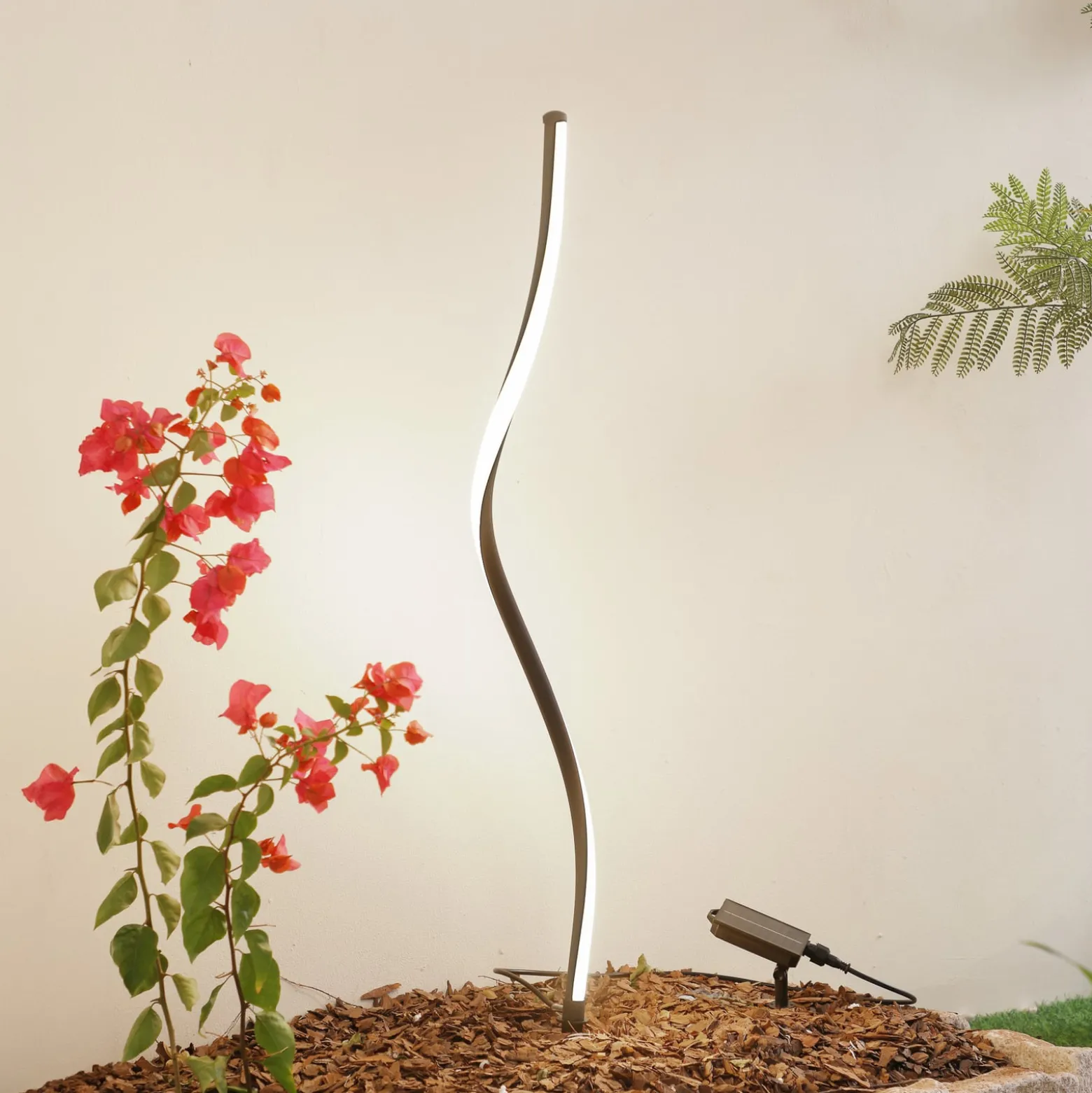 Lindby LED-Solarleuchte Sabriel, kurvig, schwarz, Alu, 3000K
