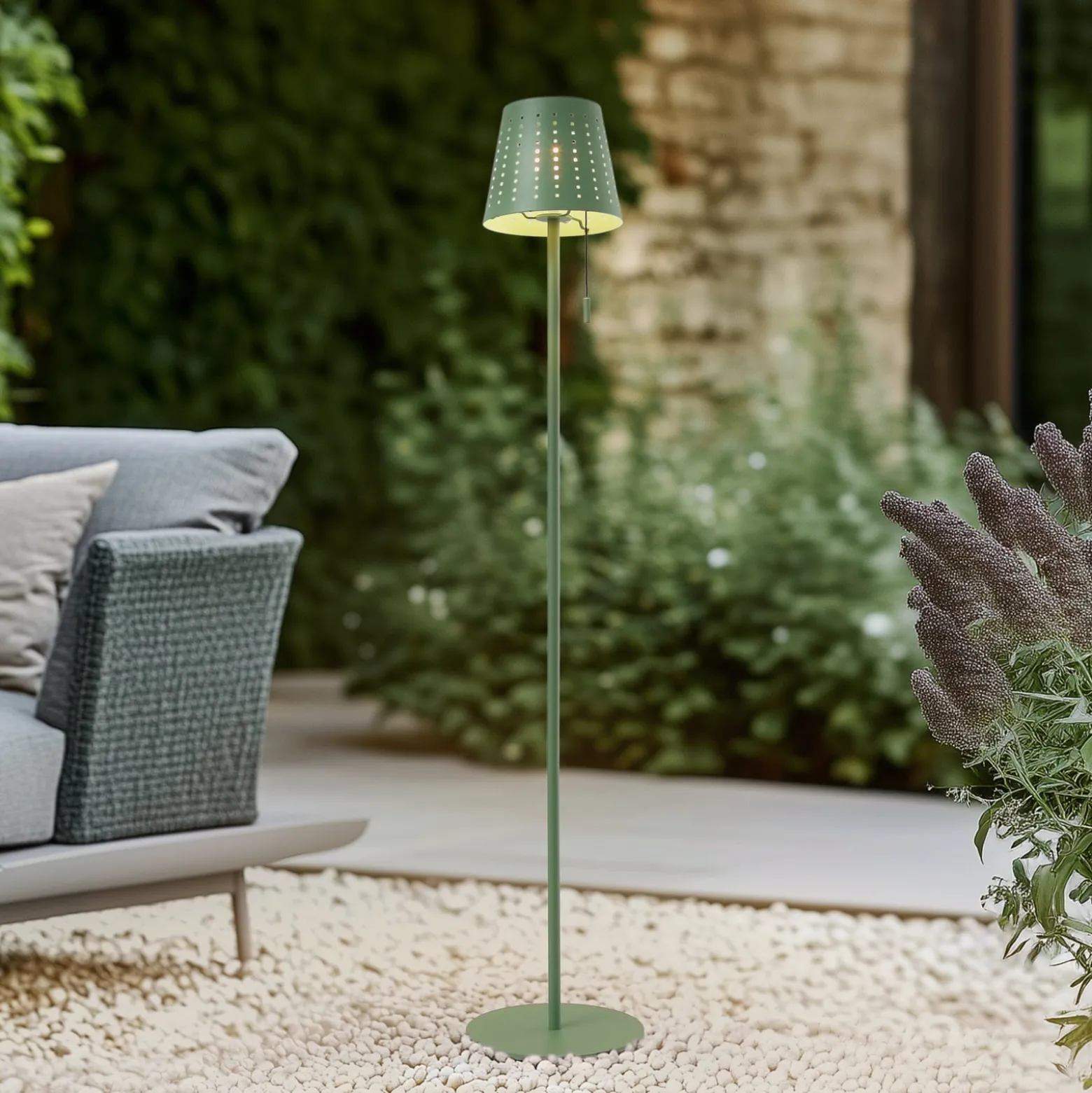 Lindby LED-Solar-Stehleuchte Hilario, grün, Eisen, Akku