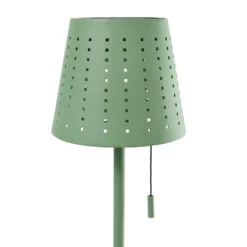 Lindby LED-Solar-Stehleuchte Hilario, grün, Eisen, Akku