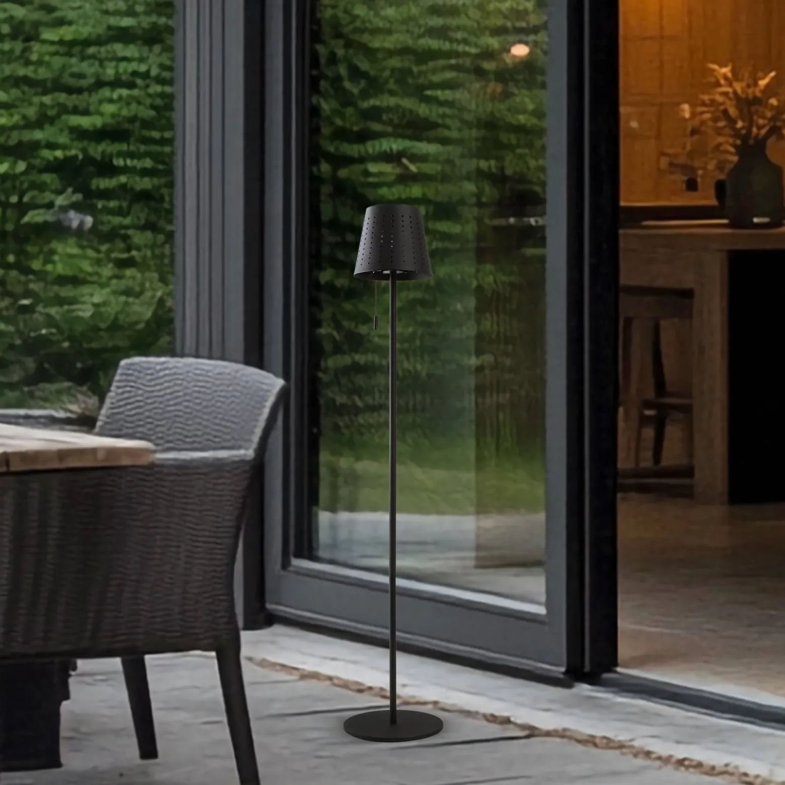 Lindby LED-Solar-Stehleuchte Hilario, schwarz, Eisen, Akku