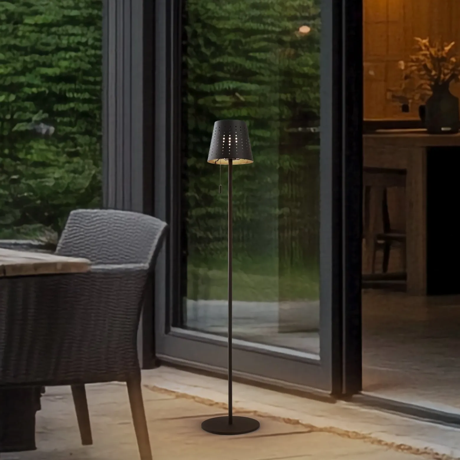 Lindby LED-Solar-Stehleuchte Hilario, schwarz, Eisen, Akku