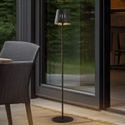 Lindby LED-Solar-Stehleuchte Hilario, schwarz, Eisen, Akku