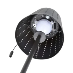 Lindby LED-Solar-Stehleuchte Hilario, schwarz, Eisen, Akku