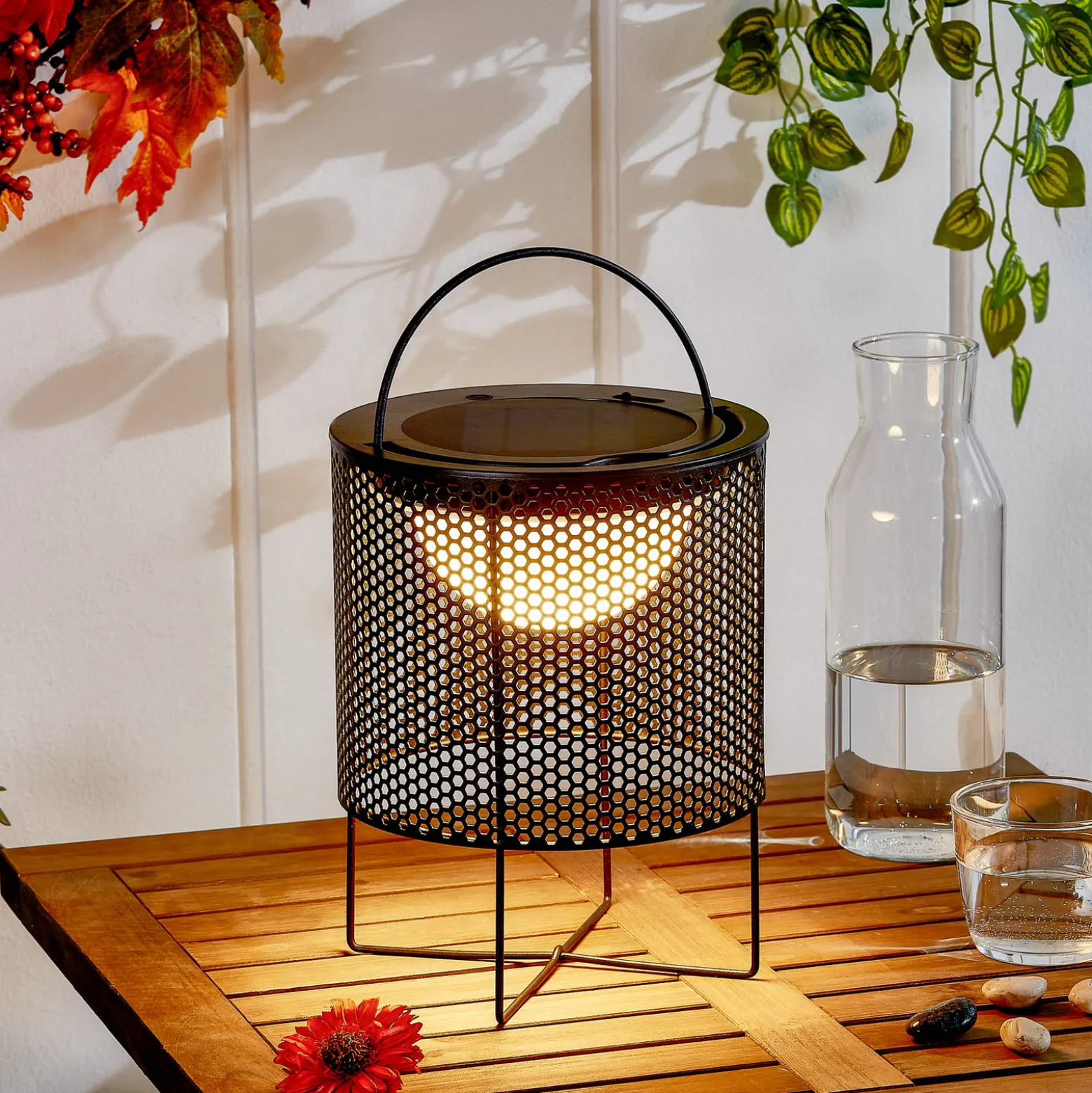 Lindby LED-Solar-Terrassenleuchte Achilleas, RGBW, schwarz