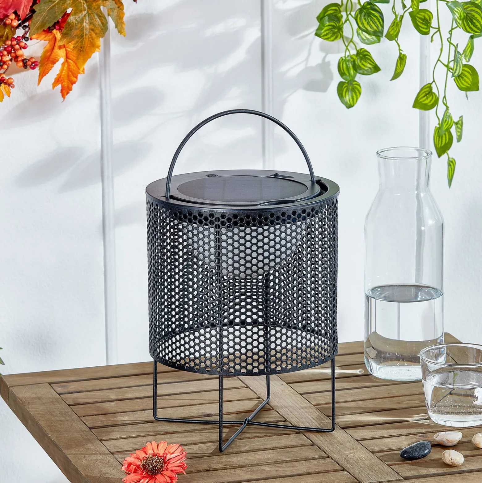 Lindby LED-Solar-Terrassenleuchte Achilleas, RGBW, schwarz