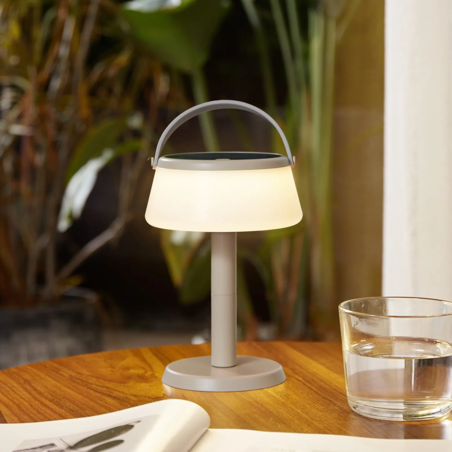 Lindby LED-Solar-Tischleuchte Mikkel, beige, dimmbar, 7 cm