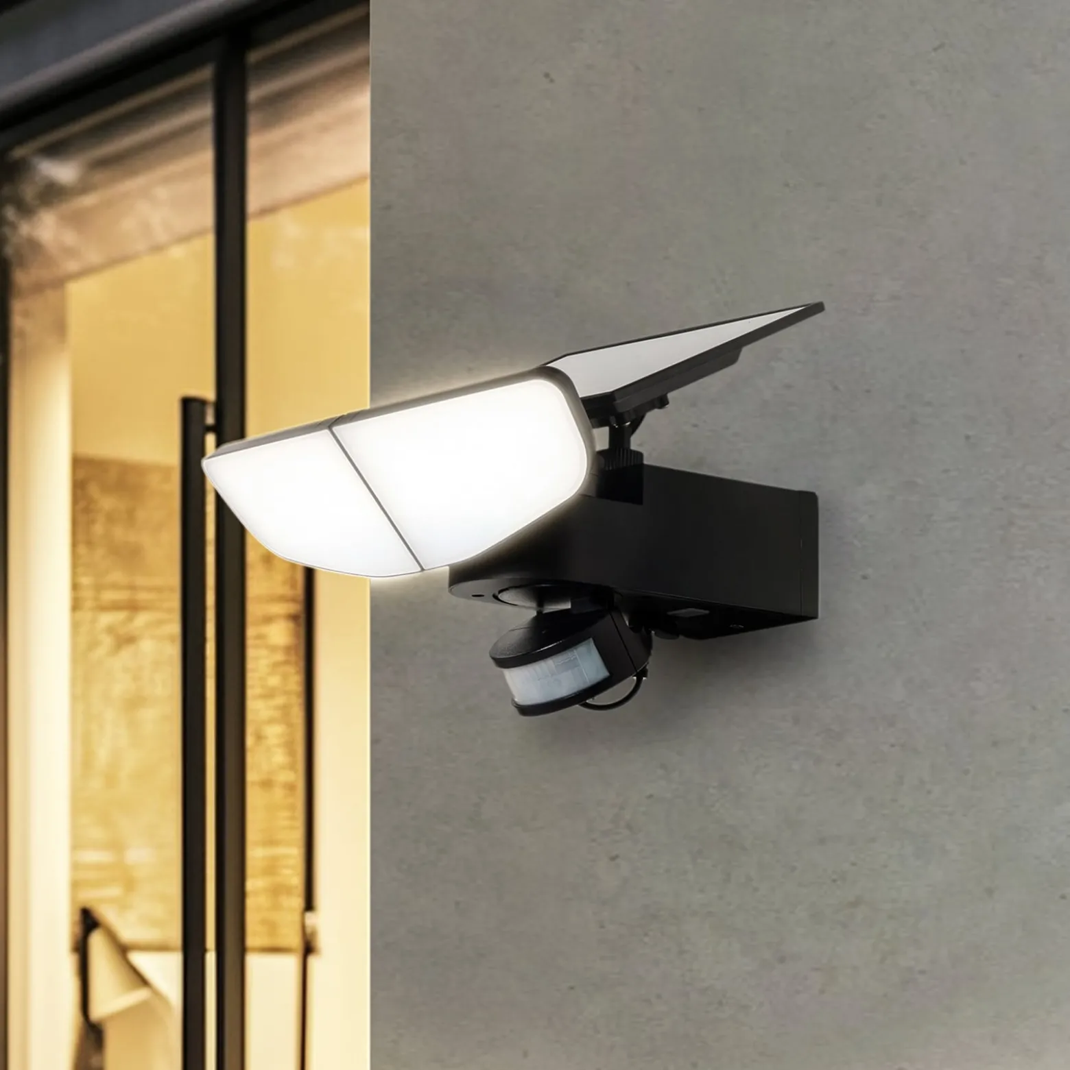 Lindby LED-Solarwandleuchte Naelin, schwarz, Sensor, IP44