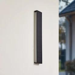Lindby LED-Solar-Wandleuchte Laarni, dimmbar, IP54, schwarz
