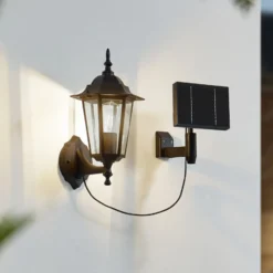 Lindby LED-Solarwandleuchte Sayata, schwarz, Alu, Laterne