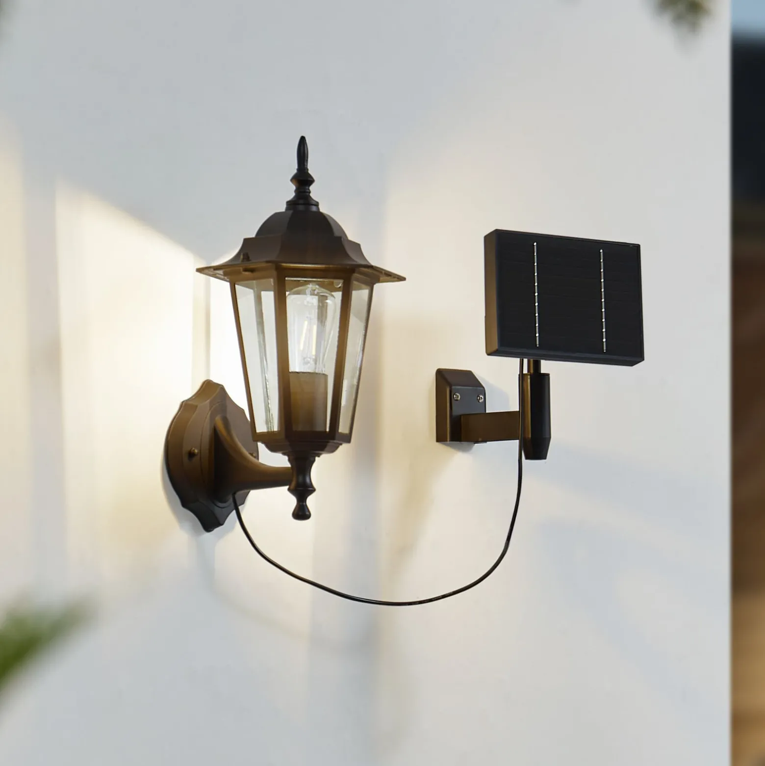 Lindby LED-Solarwandleuchte Sayata, schwarz, Alu, Laterne