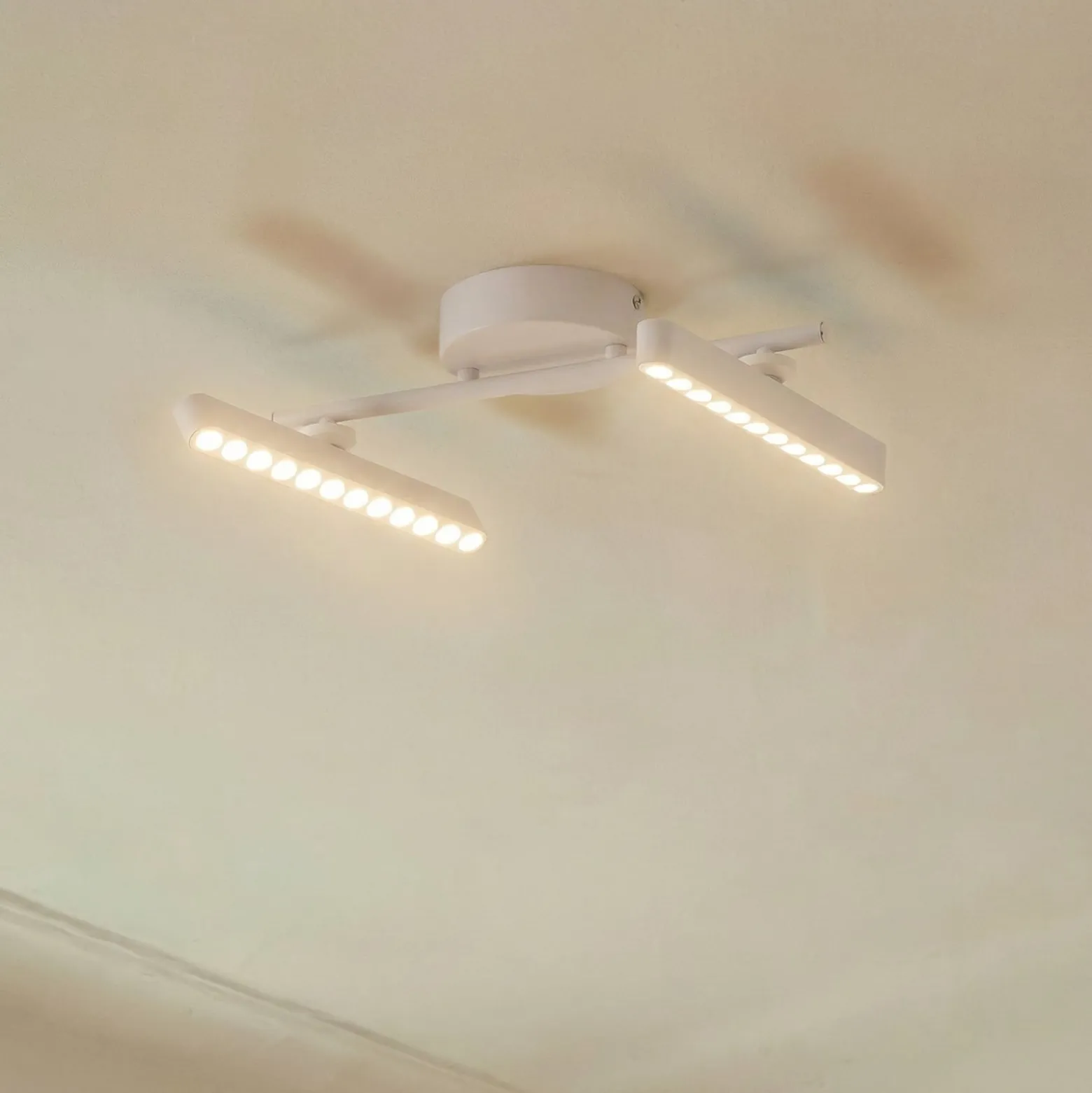 Lindby LED-Strahler Eldrin, weiß, 2-flg., Lichtpunkte