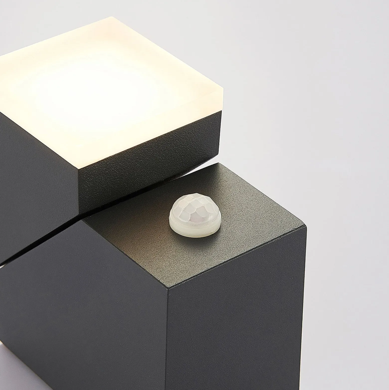 Lindby LED-Wandleuchte Sally, 15 cm, anthrazit, IP54, Sensor