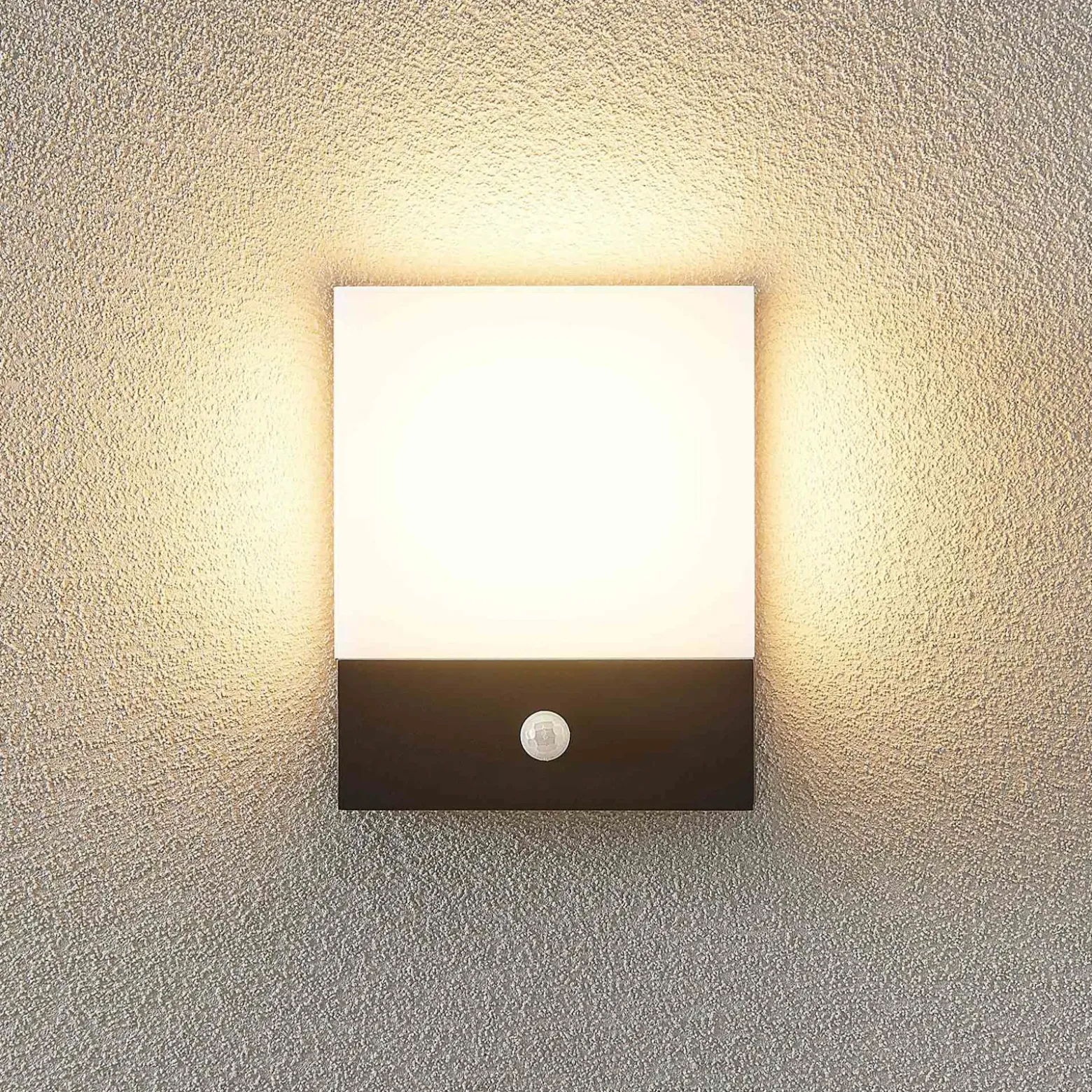 Lindby LED-Wandleuchte Vanira, anthrazit, Alu, Sensor, IP54