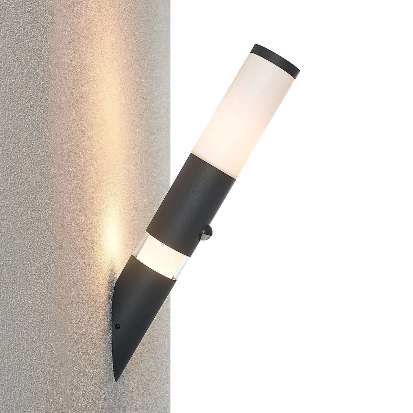 Lindby Okari Außenwandleuchte mit Sensor Fackel