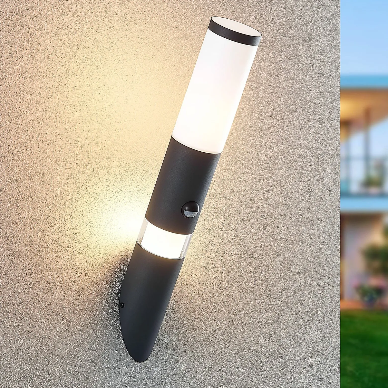 Lindby Okari Außenwandleuchte mit Sensor Fackel