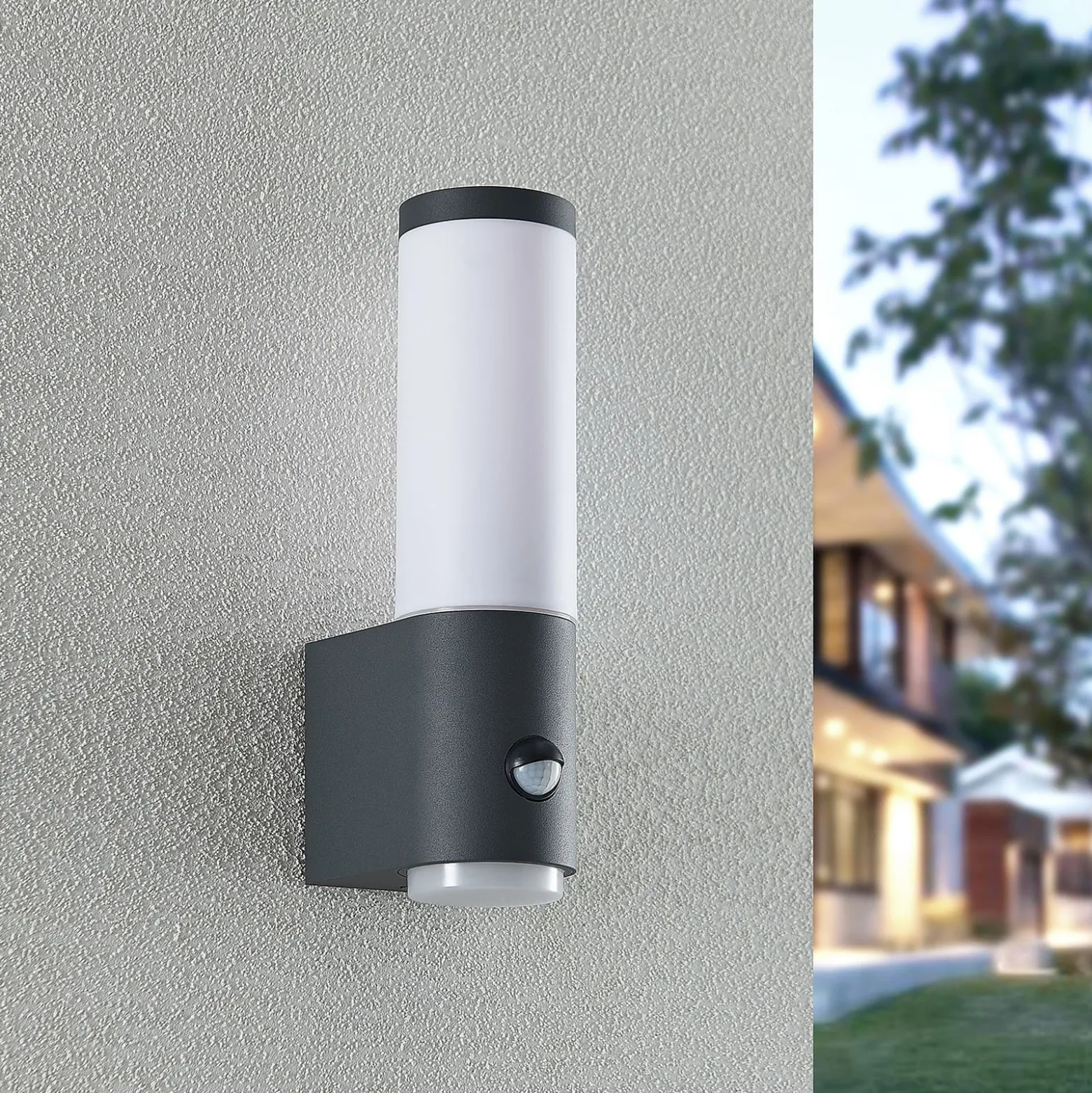 Lindby Okari Außenwandleuchte mit Sensor, gerade