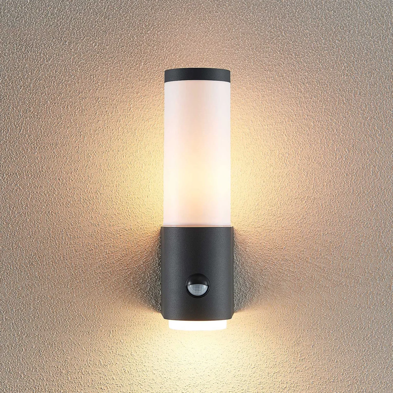 Lindby Okari Außenwandleuchte mit Sensor, gerade