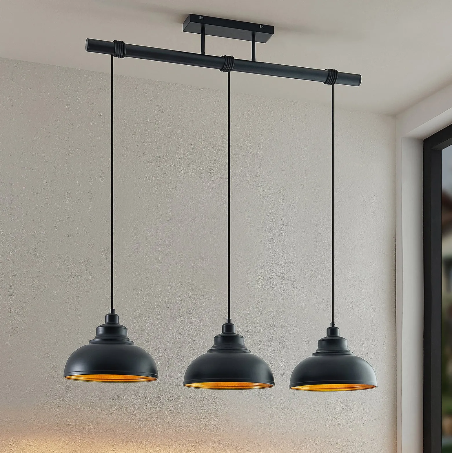 Lindby Pendellampe Emna, 3-flg., schwarz/gold, Metall, 101cm