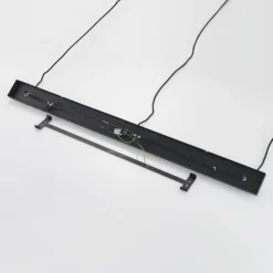 Lindby Pendellampe Tarjei, 146 cm lang, schwarz/gold, Metall