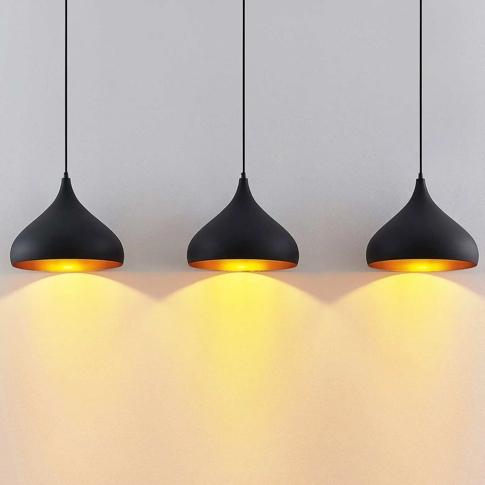 Lindby Pendelleuchte Elamira, schwarz, Metall, 133cm, 3-flg.