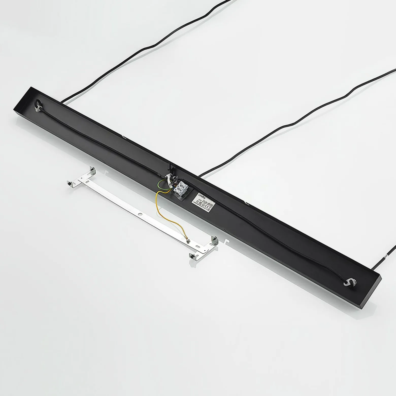 Lindby Pendelleuchte Elamira, schwarz, Metall, 133cm, 3-flg.