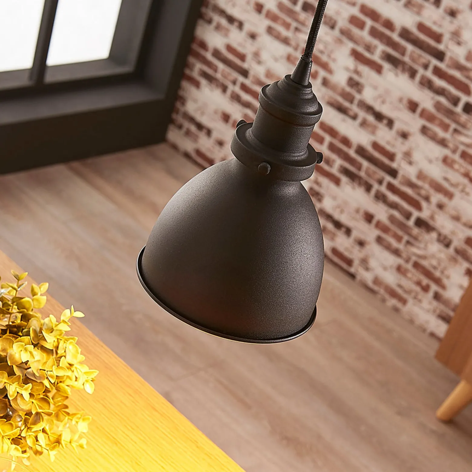 Lindby Pendelleuchte Jasminka, schwarz/gold, Metall, 1-flg.