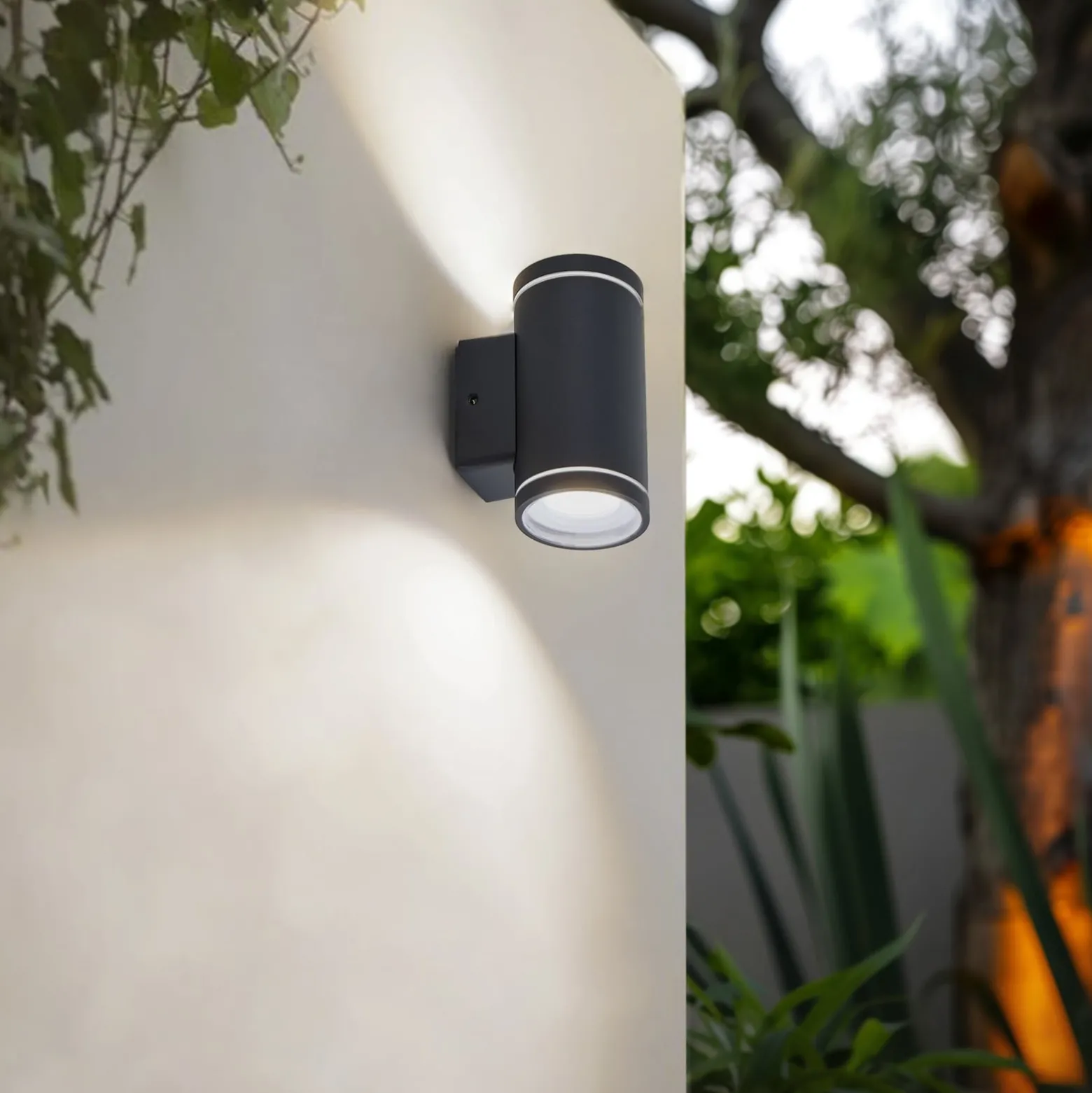 Lindby Smart LED-Außenwandleuchte Valtin CCT RGB Tuya IP54