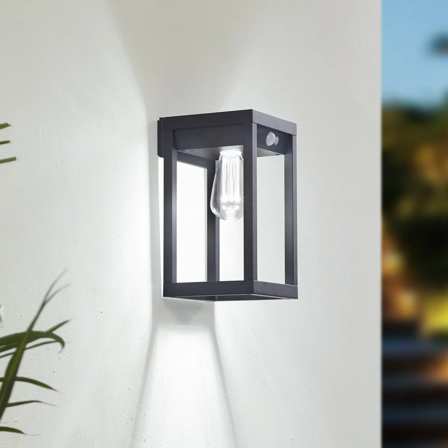 Lindby Smart LED-Solarwandlampe Enea, Sensor, CCT, RGB, Tuya