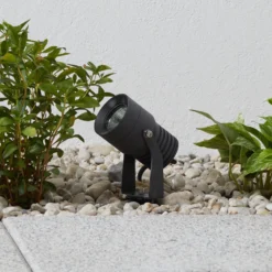 Lucande LED-Außenstrahler Jon, Erdspieß, verstellbar, IP65