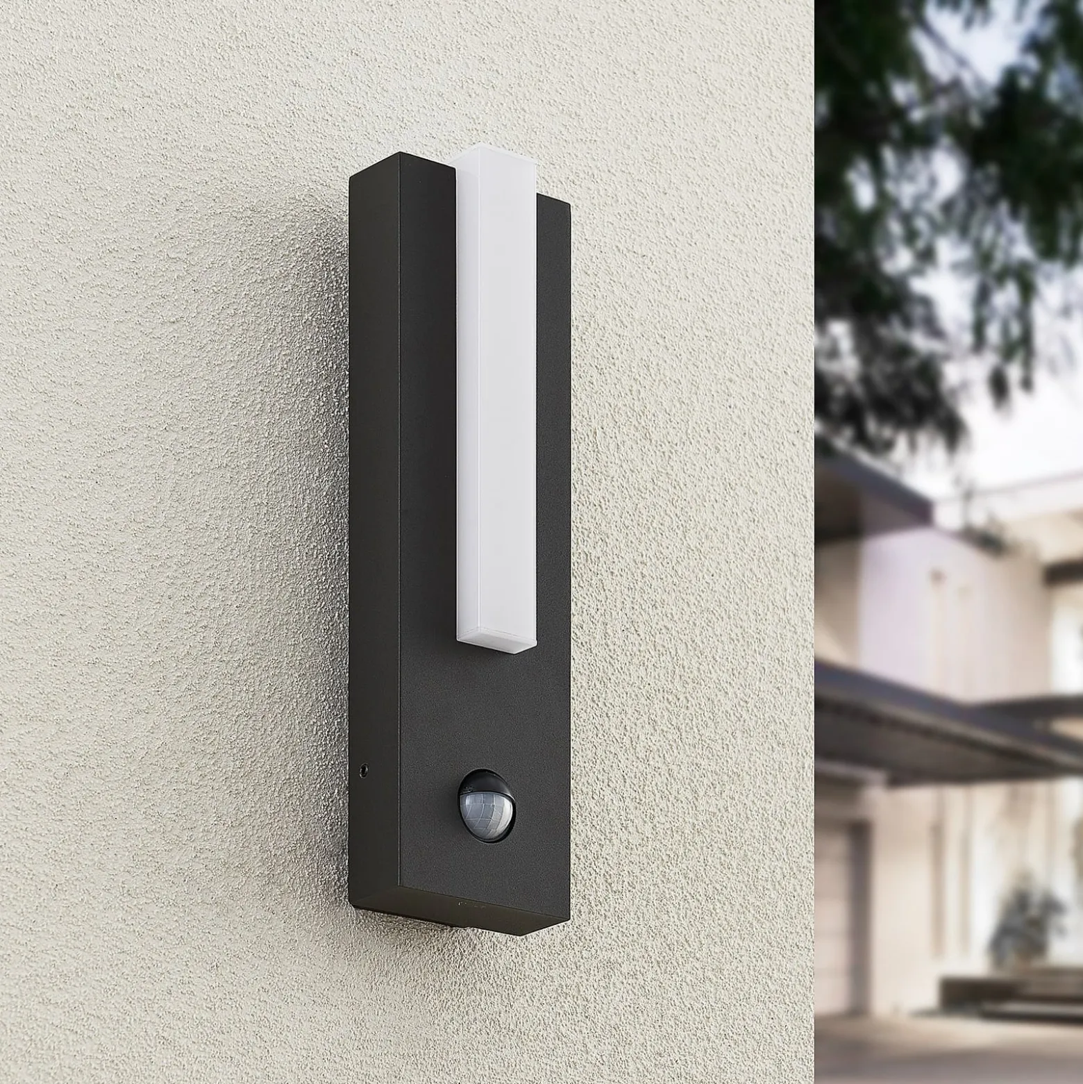 Lucande LED-Außenwandleuchte Virgalia, Bewegungsmelder, IP54
