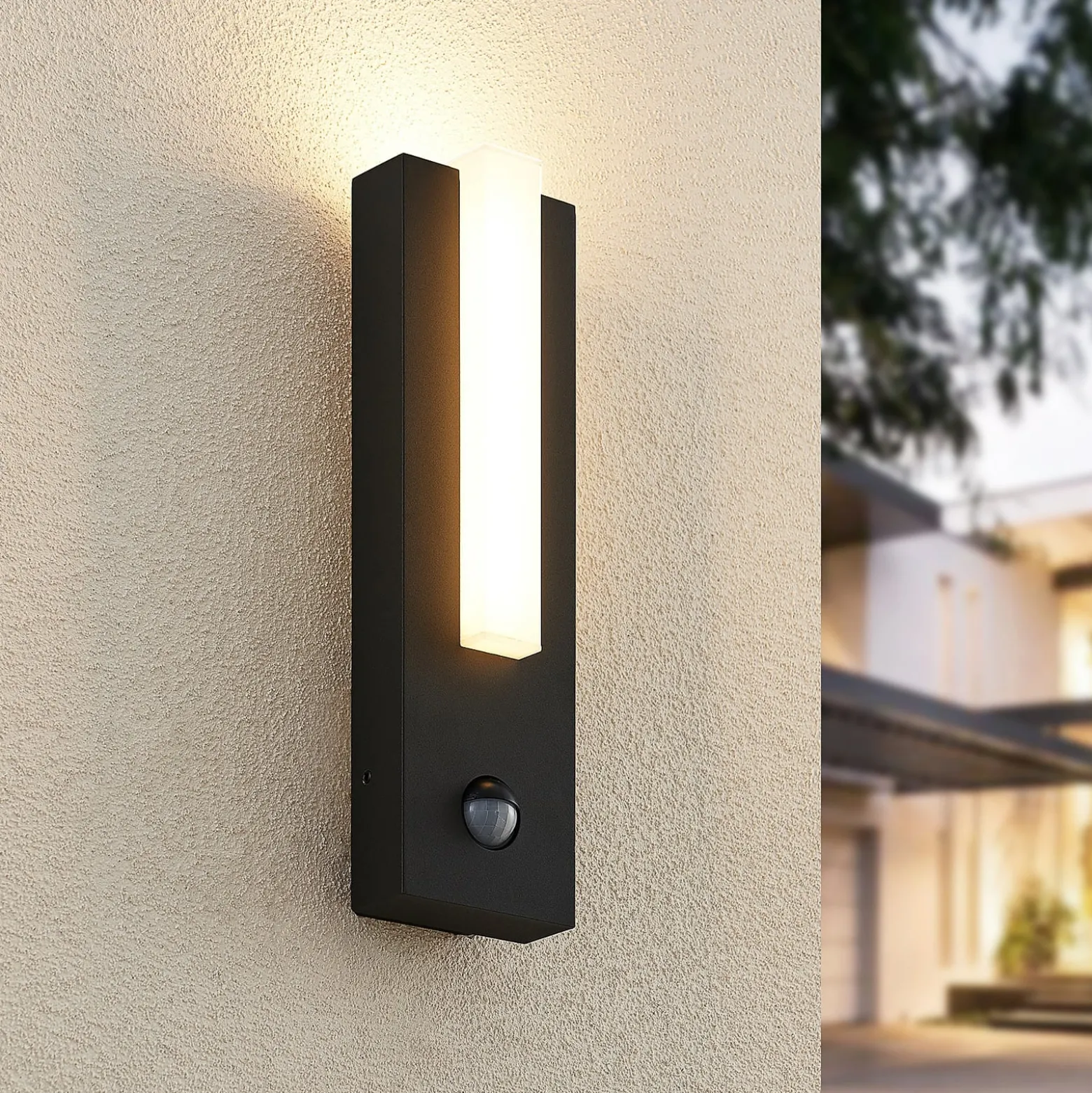 Lucande LED-Außenwandleuchte Virgalia, Bewegungsmelder, IP54