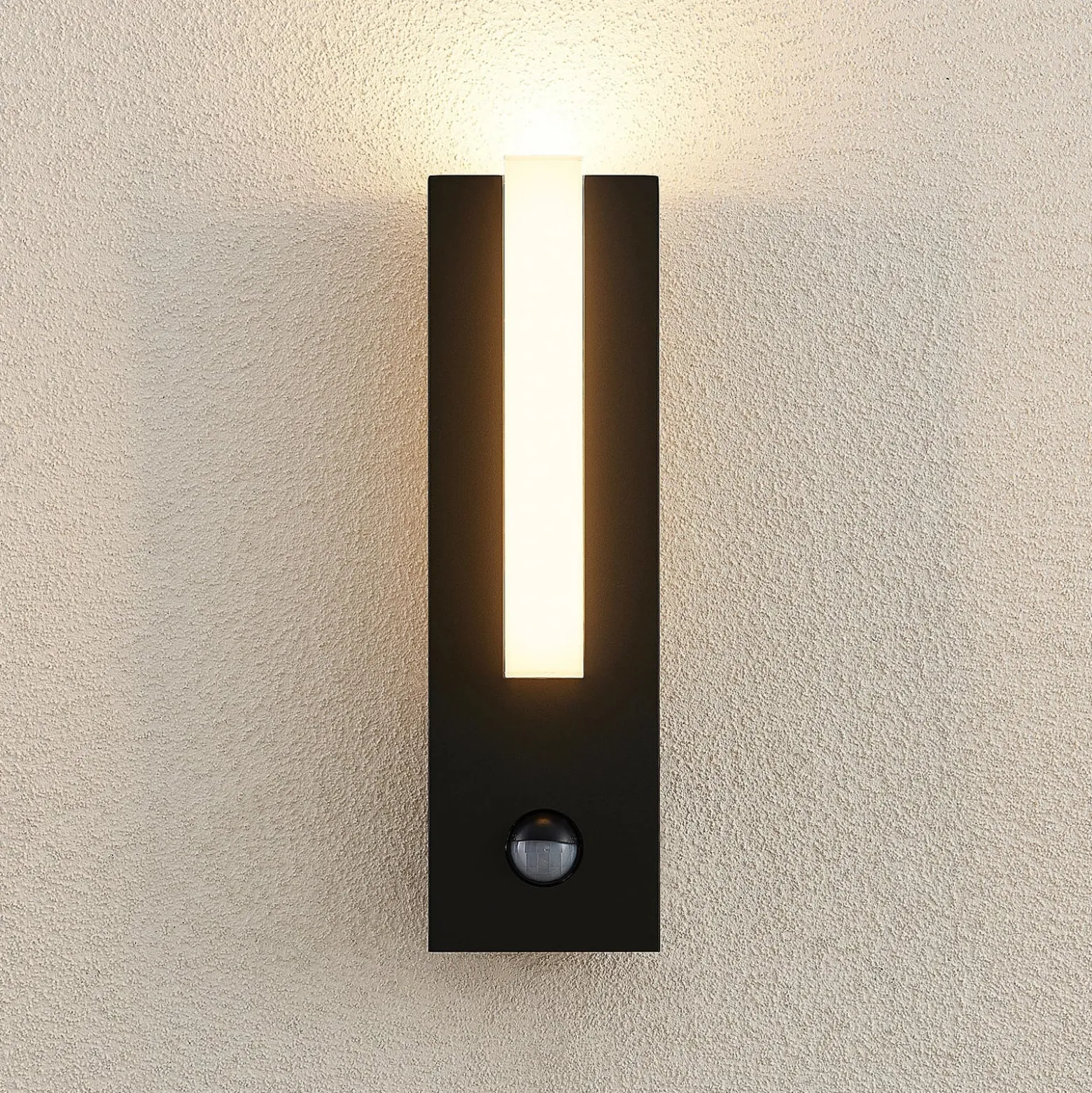 Lucande LED-Außenwandleuchte Virgalia, Bewegungsmelder, IP54