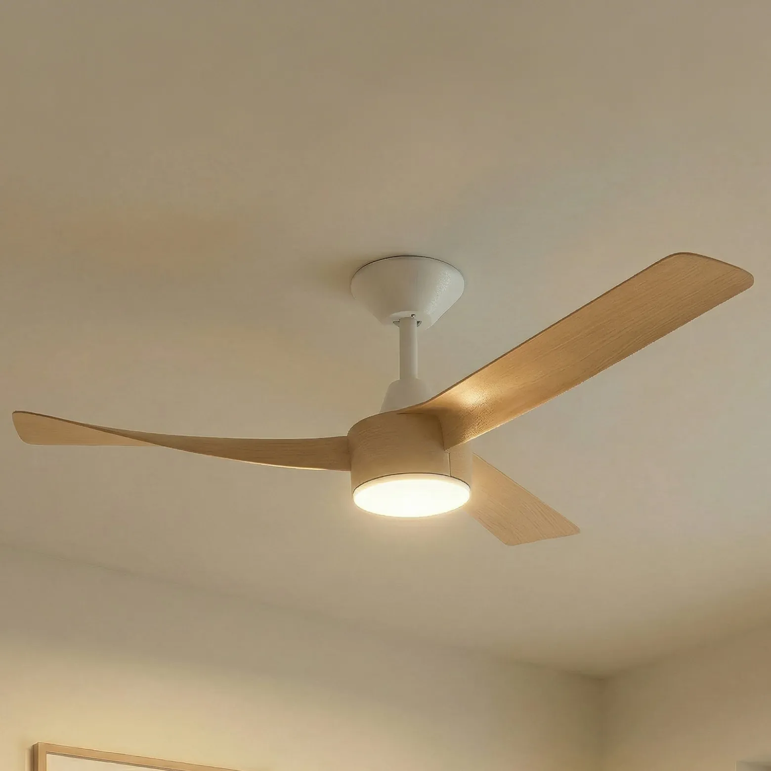 Lucande LED-Deckenventilator Airona, weiß/holz DC leise dim.