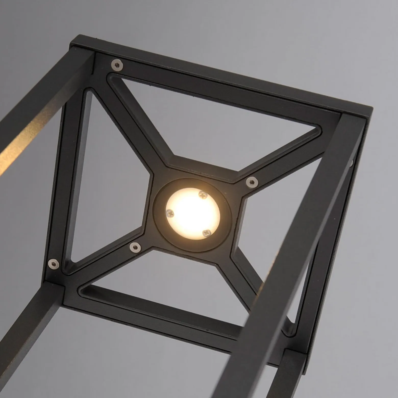 Lucande LED-Sockellampe Lealan, schwarz, Metall, 23 cm, IP54