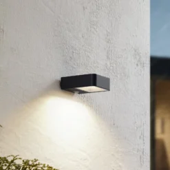Lucande LED-Solarwandlampe Dava, 5 cm hoch, Alu, Sensor