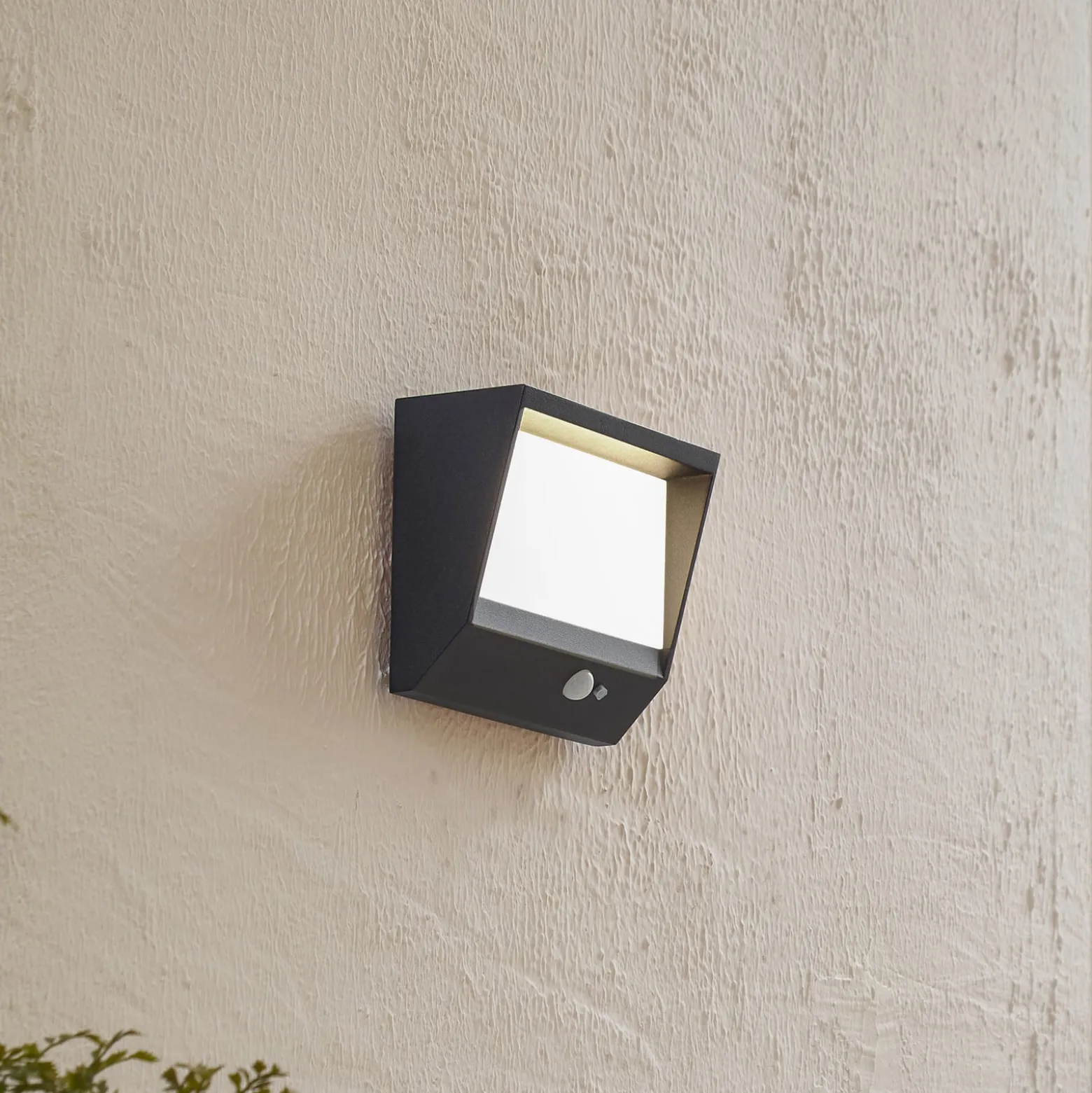 Lucande LED-Solarwandlampe Dava, 14 cm hoch, Alu, Sensor
