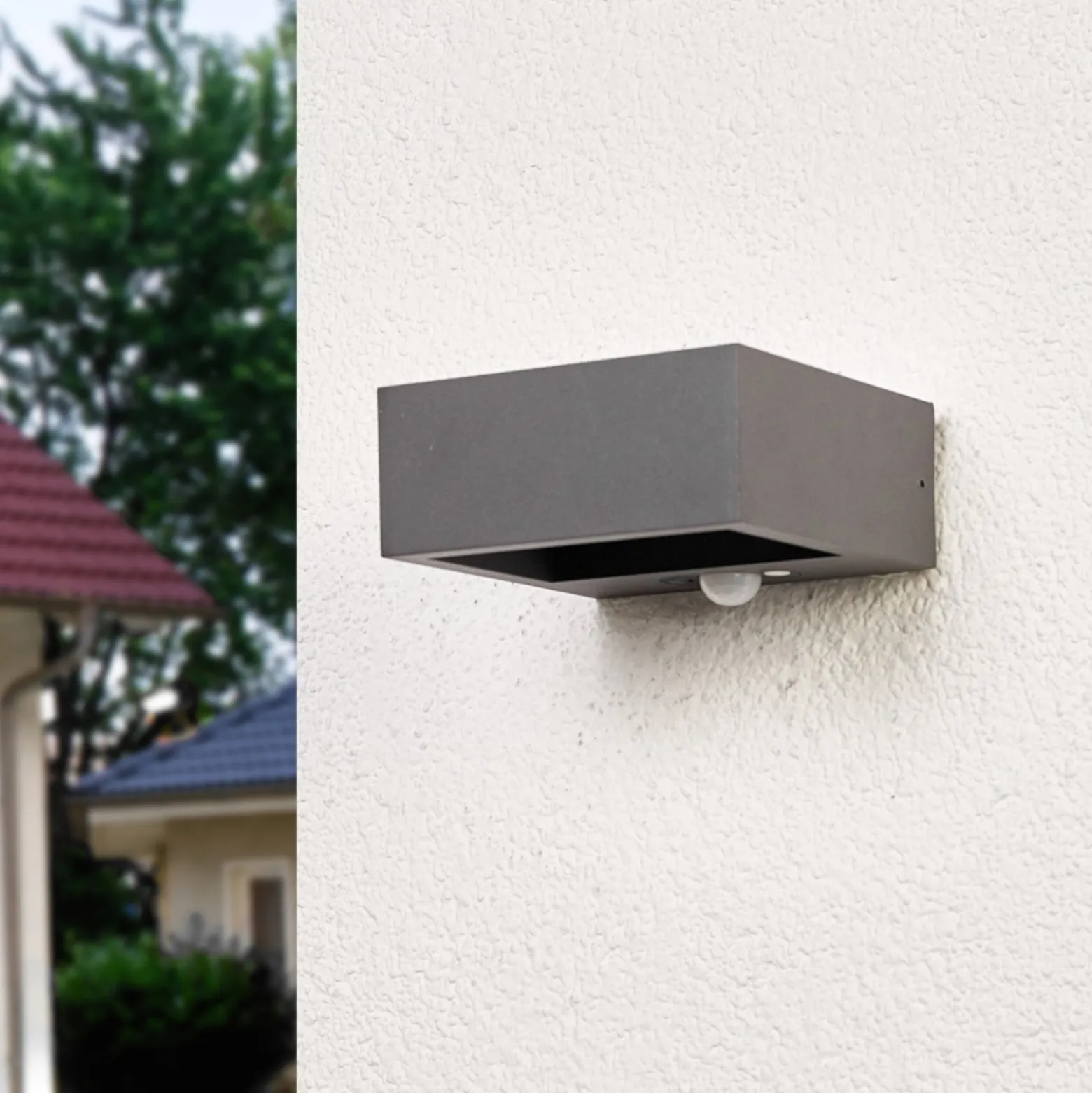 Lucande LED-Solarwandlampe Mahra, anthrazit, Metall, Sensor