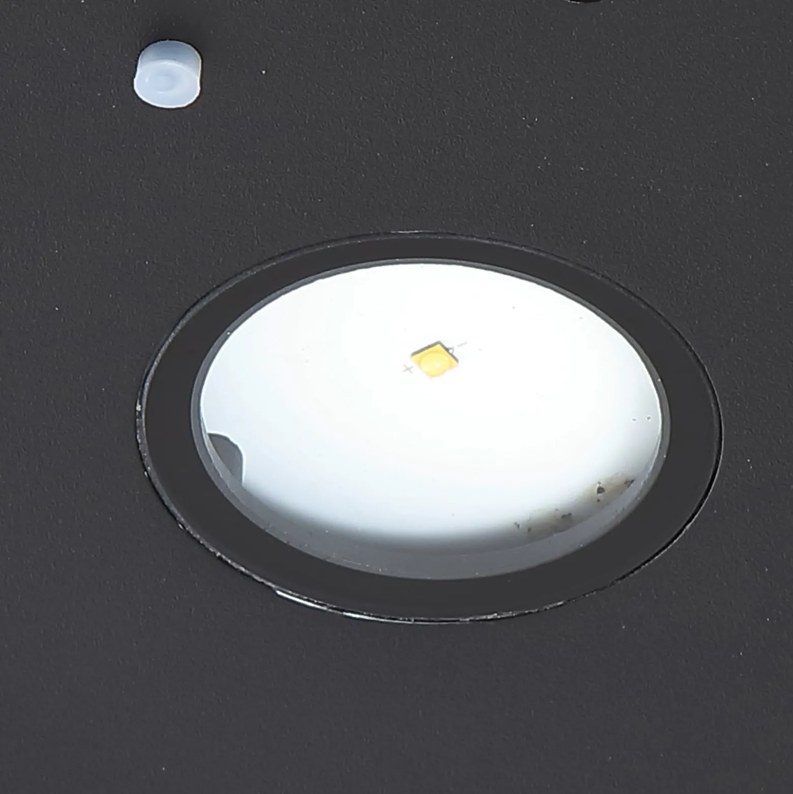 Lucande LED-Solar-Wandlampe Tavon, rund, schwarz, Sensor