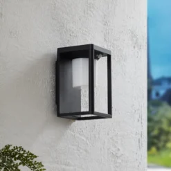 Lucande LED-Solar-Wandleuchte Tilena, schwarz, Alu, Sensor