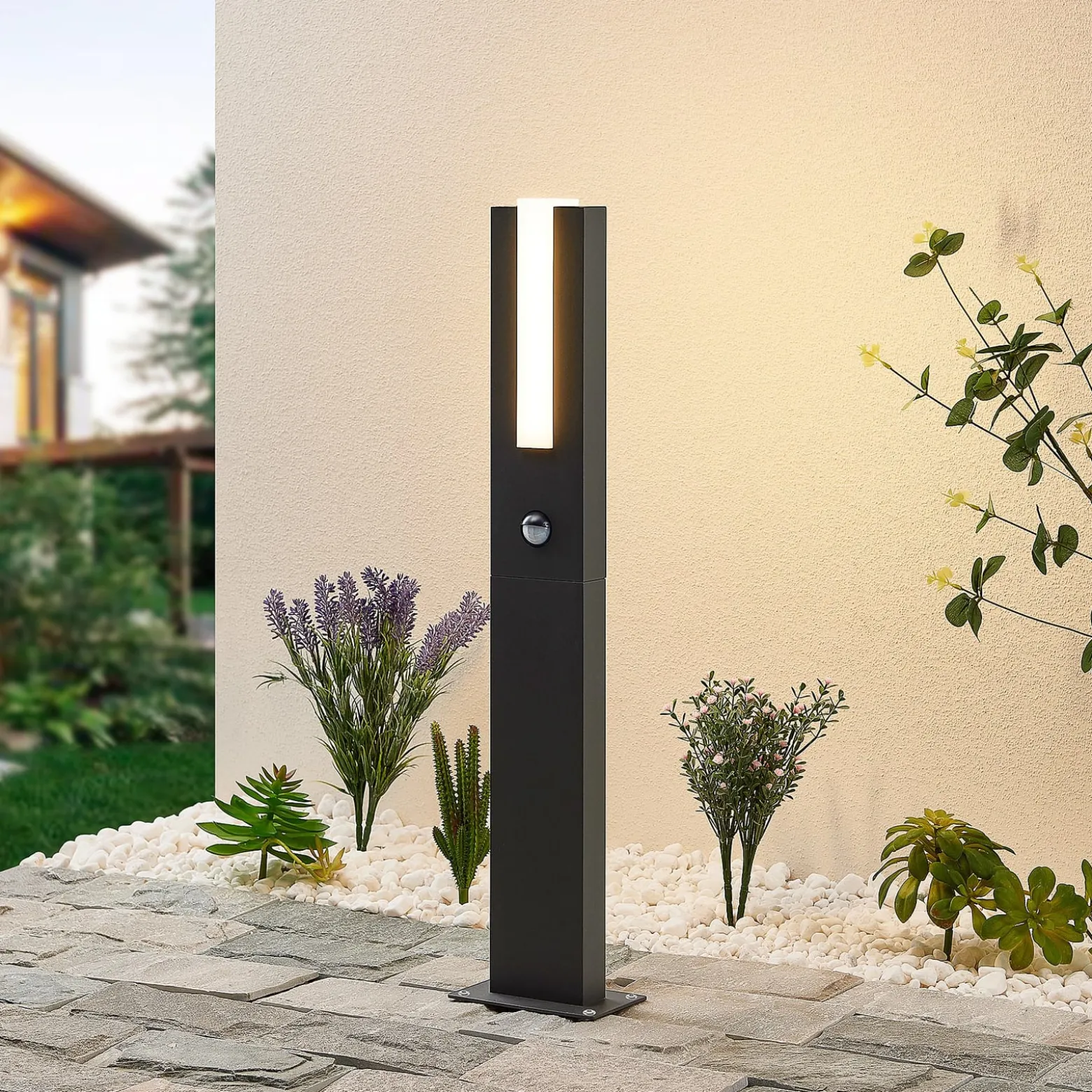 Lucande LED-Wegelampe Virgalia, Bewegungsmelder, 65 cm, IP54