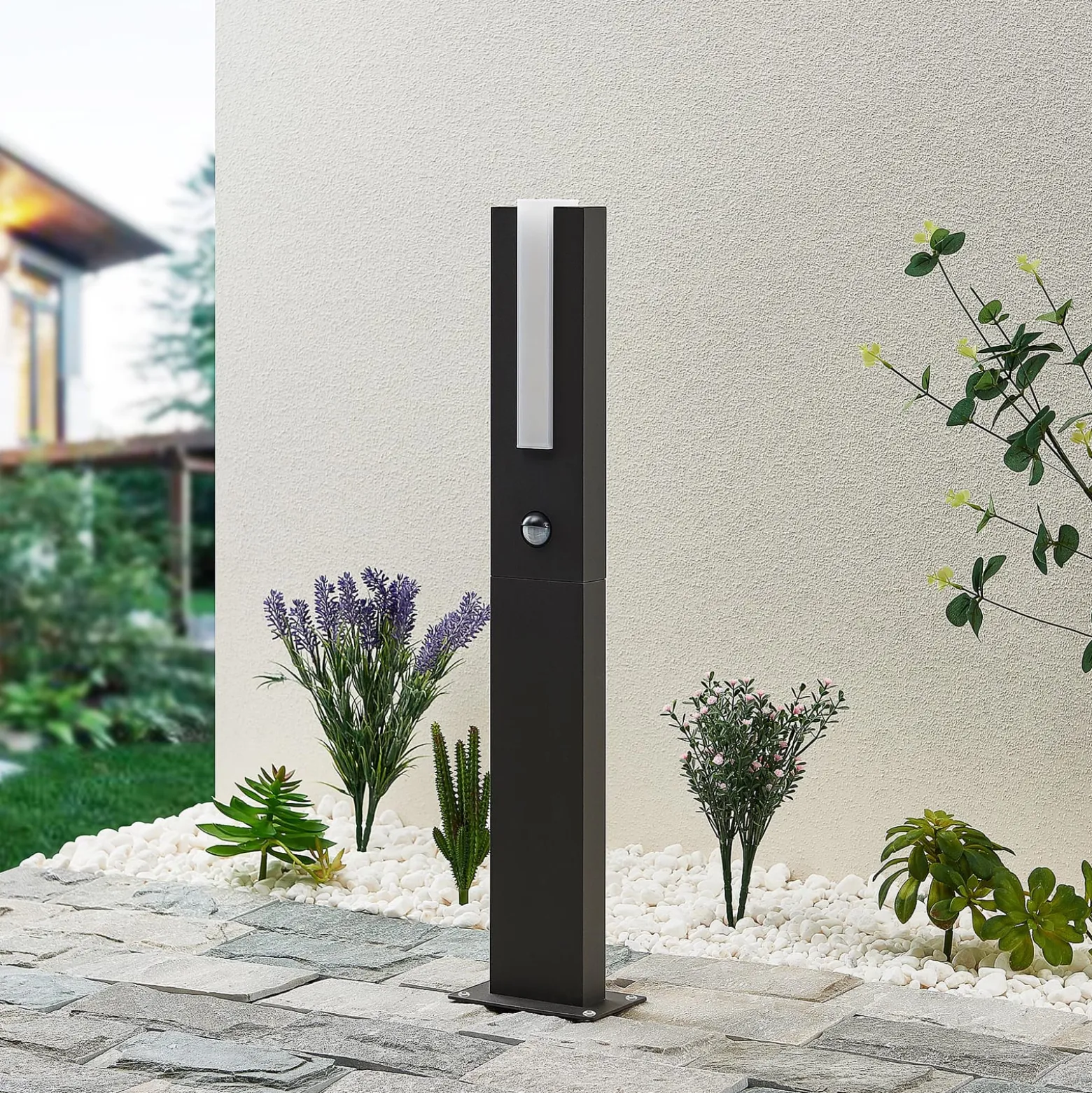 Lucande LED-Wegelampe Virgalia, Bewegungsmelder, 65 cm, IP54