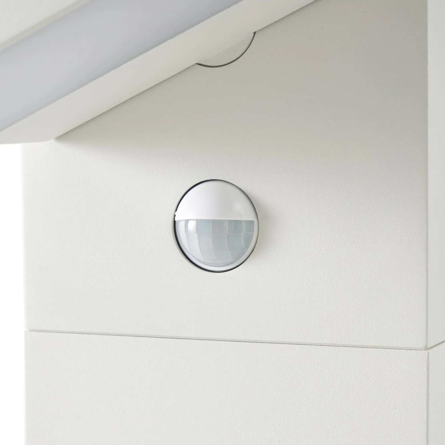 Lucande LED-Wegeleuchte Silvan, weiß, 100 cm, Sensor, IP54