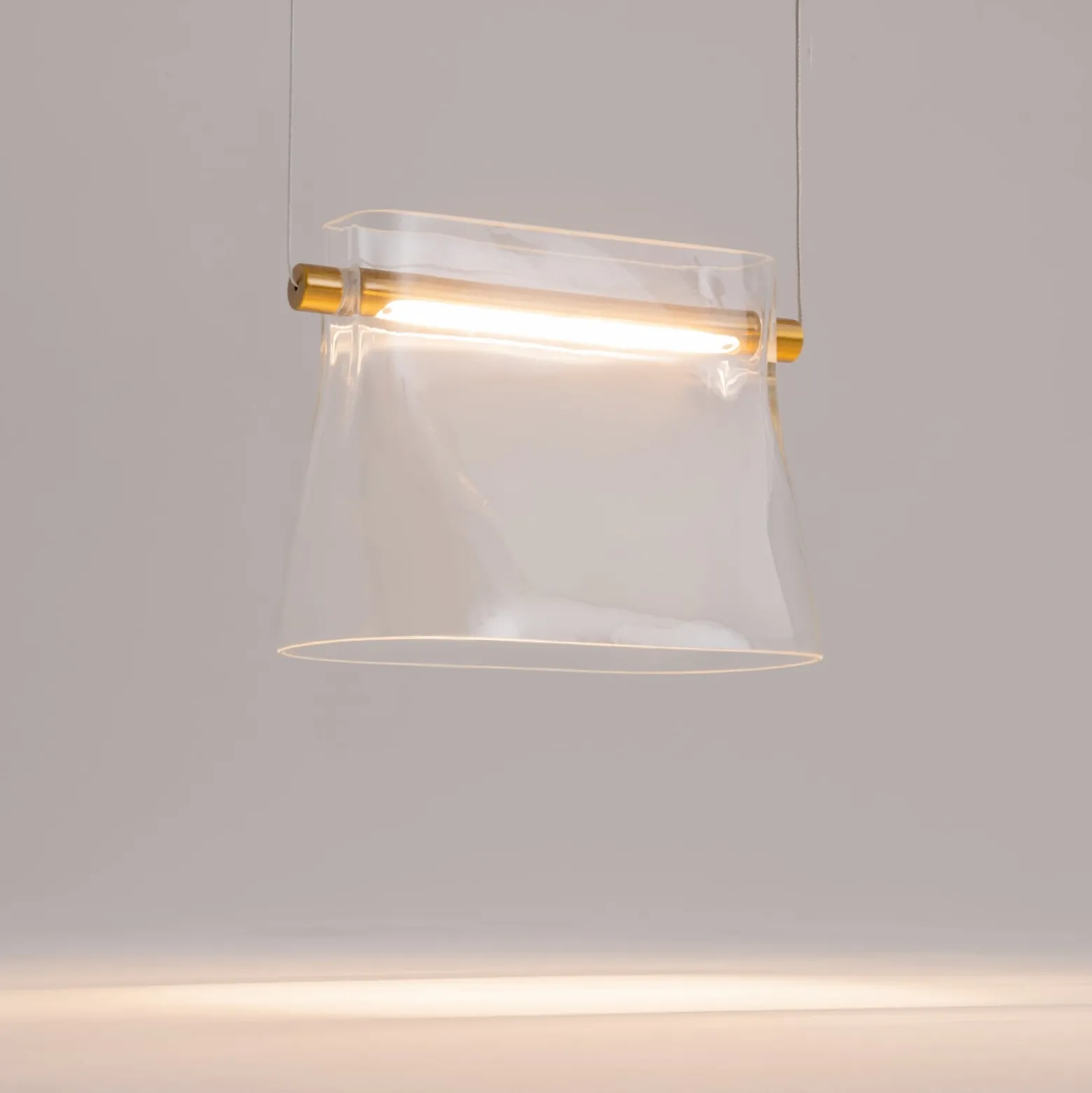 Maytoni LED-Hängeleuchte Cabaret, messing, Länge 25 cm, Glas
