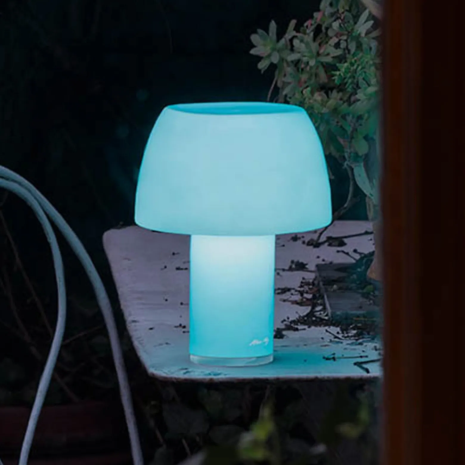 Nemo LED-Akku-Tischleuchte Lorosae, blau, Glas, IP54, USB