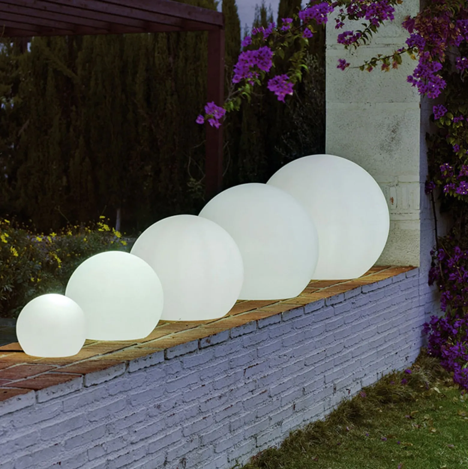 Newgarden Buly LED-Solarleuchte Kugel IP65, Ø 40cm
