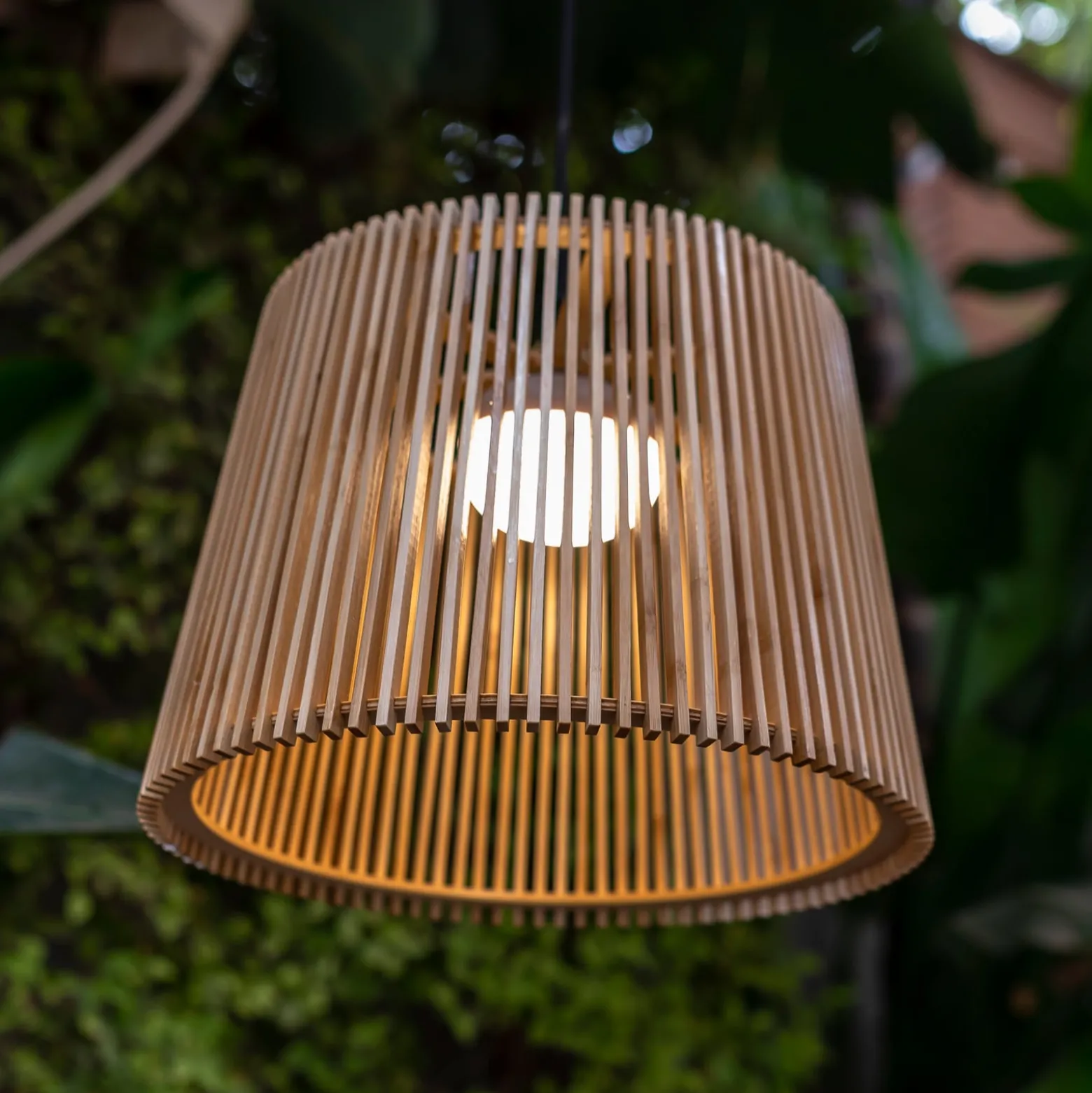 Newgarden Okinawa LED-Akku-Außenpendellampe Bambus