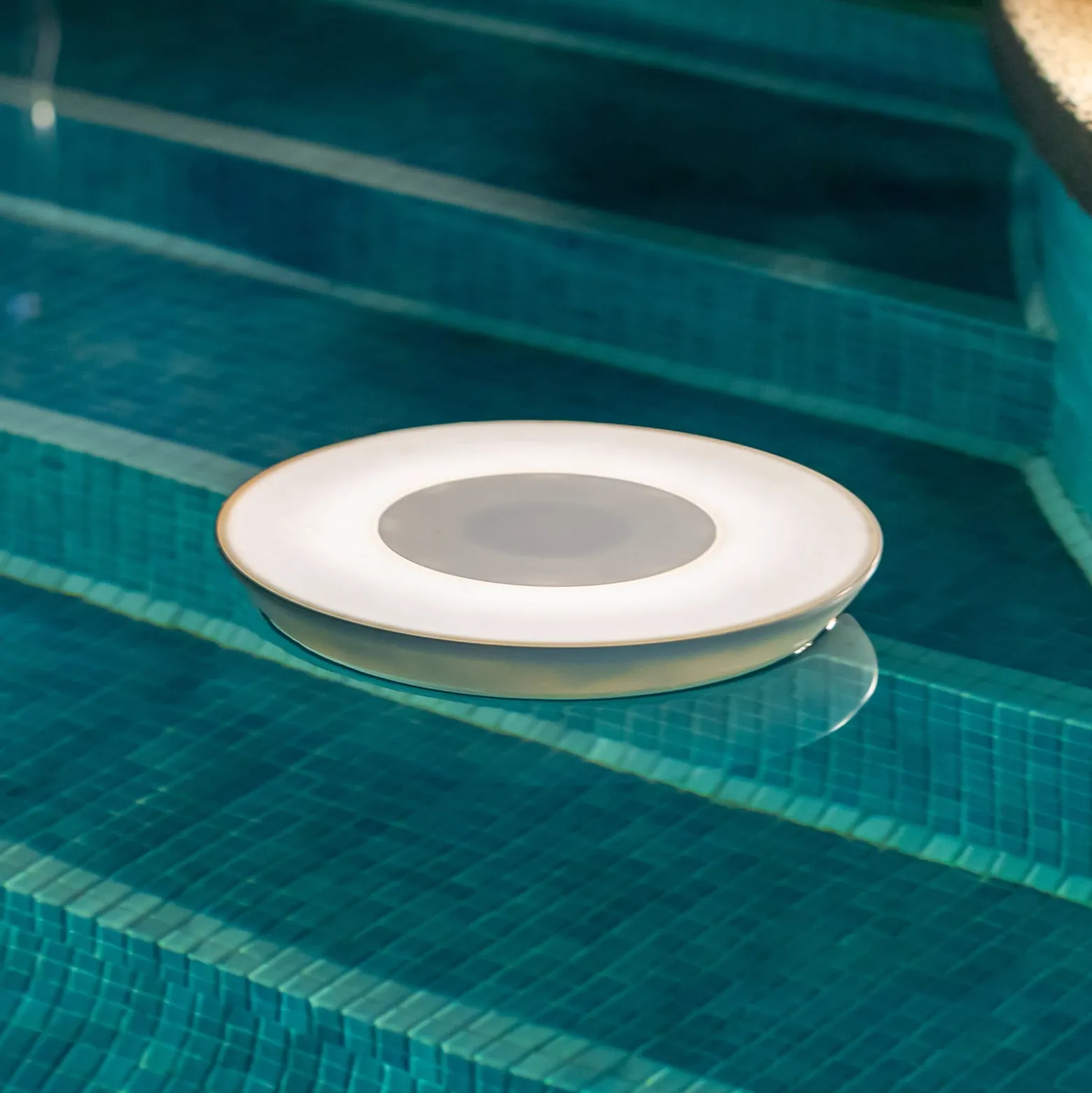 Newgarden Wally Play Akku-Poollampe RGBW Speaker