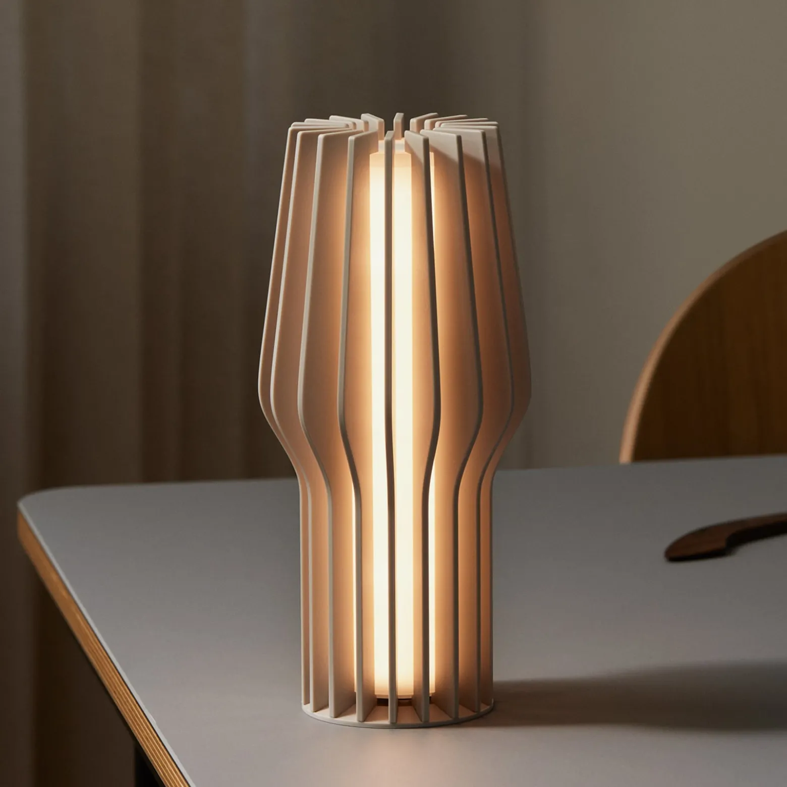 PLEASE WAIT to be SEATED Akku-Tischlampe RADIANT, beige IP44